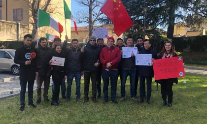 L’Insubria contro il virus dell’ignoranza: studenti e docenti in corteo per il popolo cinese FOTO