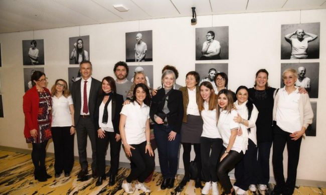 “Io non ho paura” a Palazzo Pirelli una mostra dedicata alle donne che lottano contro il cancro FOTO