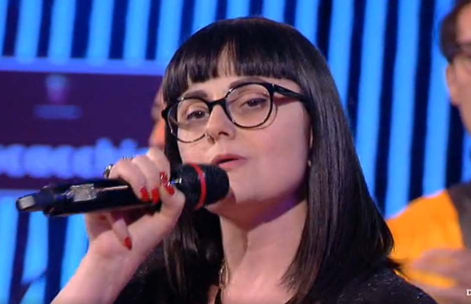 Canturina conquista Propaganda Live cantando a bocca chiusa
