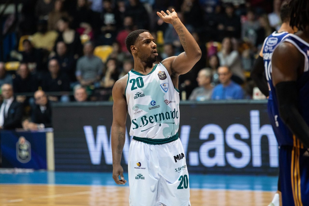 Pallacanestro Cantù domani in campo contro Venezia