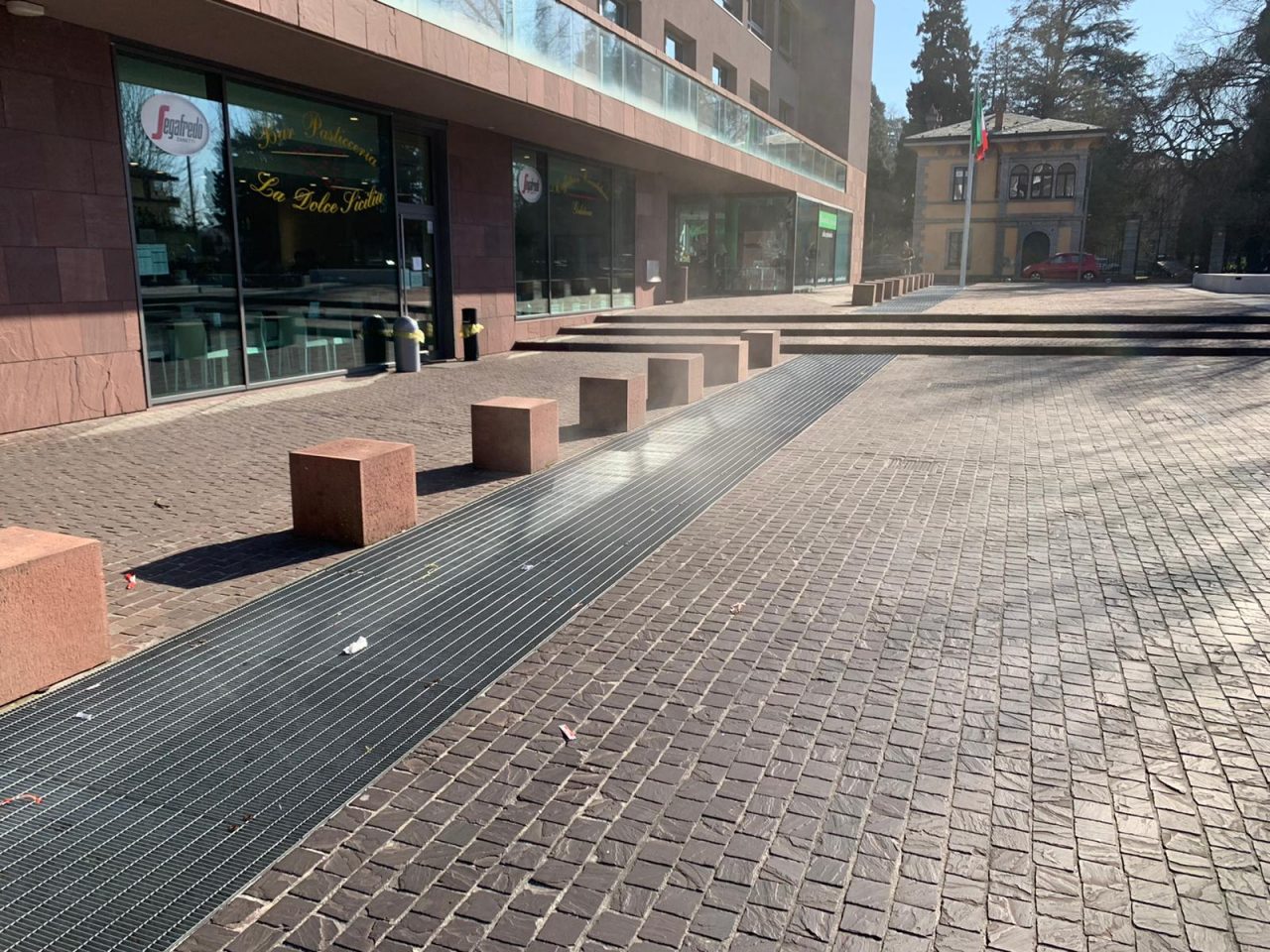 Fumo a Olgiate Comasco in piazza Italia