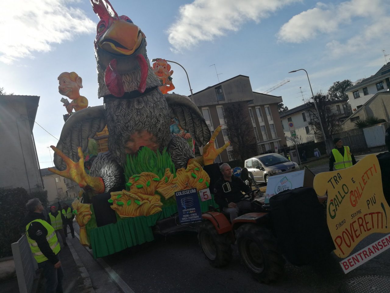 Carnevale di Cantù 2020: Salvini, la plastica e il popolino-pollo, che spettacolo i carri! VIDEO