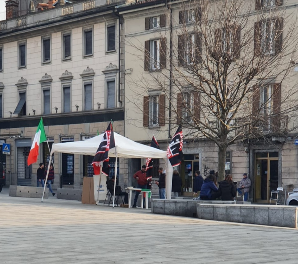 Forza Nuova gazebo a Cantù per i tesseramenti