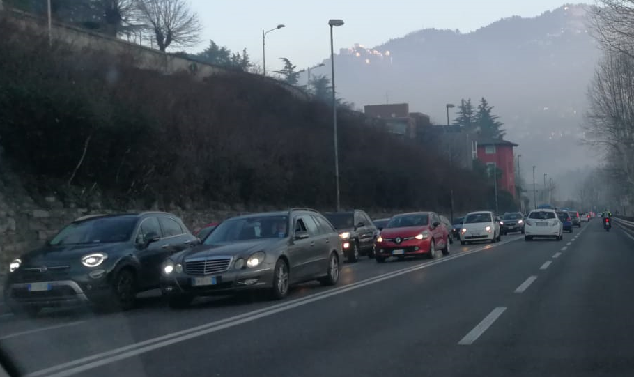 Incidente in Napoleona, auto bloccate nel traffico FOTO