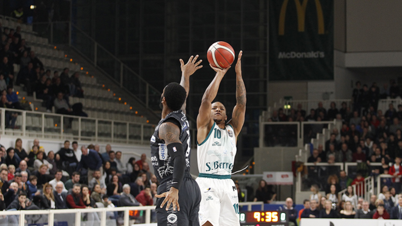 Pallacanestro Cantù lotta ma non basta: è dell’Aquila la battaglia di Trento
