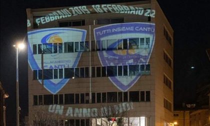 La nuova Pallacanestro Cantù festeggia un anno e la piazza si accende