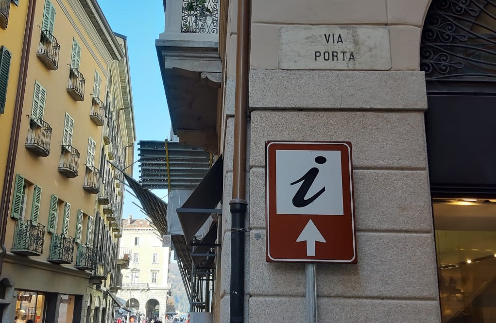Sbarca la nuova segnaletica per l’infopoint a Como