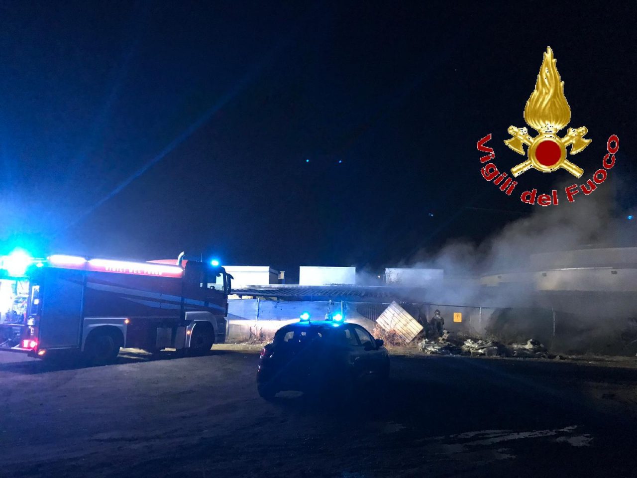 Incendio rifiuti vicino al cimitero di Mariano SIRENE DI NOTTE