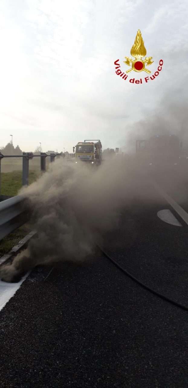 Furgone in fiamme sulla A9, traffico bloccato