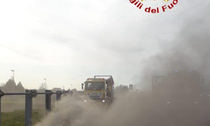 Furgone in fiamme sulla A9, traffico bloccato