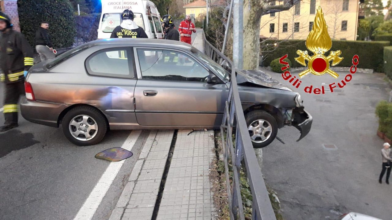 Finisce fuori strada (e sospesa) sulla Regina a Cernobbio FOTO