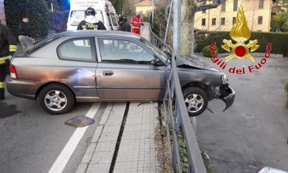 Finisce fuori strada (e sospesa) sulla Regina a Cernobbio FOTO