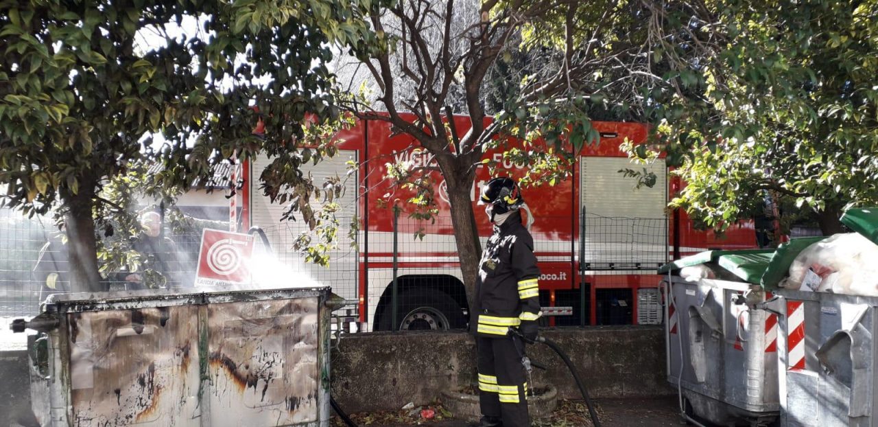 Fiamme a Lomazzo prende fuoco un cassonetto