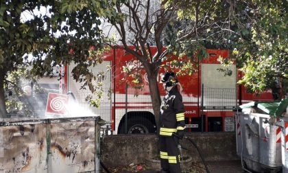 Fiamme a Lomazzo prende fuoco un cassonetto