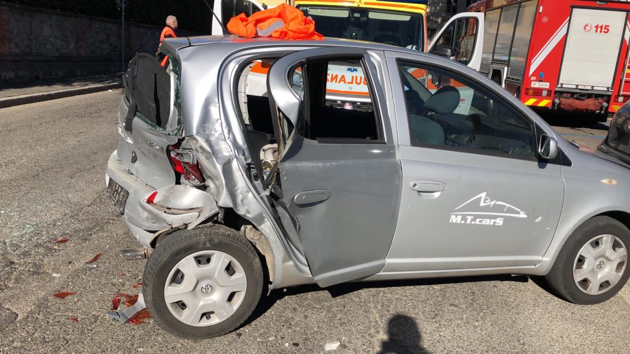 Incidente a Olgiate Comasco in via Milano. Strada chiusa alla circolazione FOTO e VIDEO