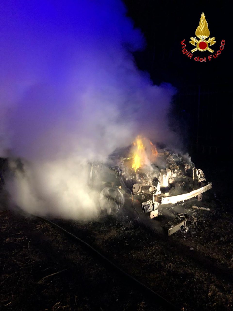 Auto in fiamme a Ronago: sventato un incendio boschivo FOTO