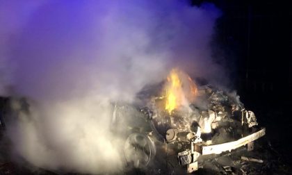 Auto in fiamme a Ronago: sventato un incendio boschivo FOTO
