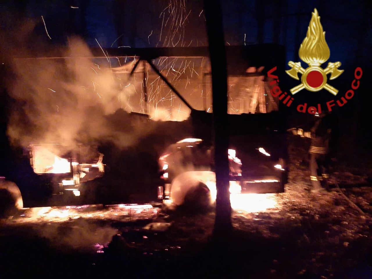 Furgone distrutto dalle fiamme vicino ai boschi a Cadorago FOTO