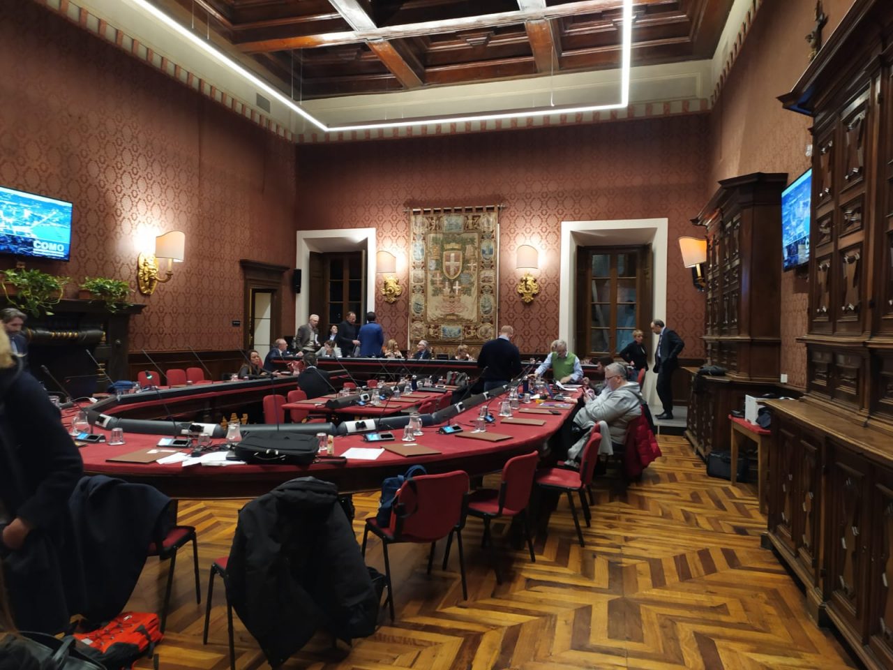 Vuoto al Cernezzi: troppi assenti in maggioranza e il consiglio comunale salta