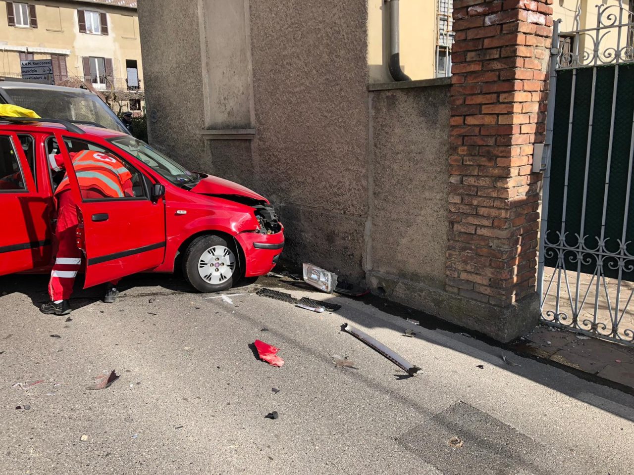 Incidente a Olgiate: scontro tra furgone e auto in via Tarchini FOTO