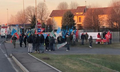 Sciopero dei lavoratori del legno arredo: presidio anche alla B&B di Novedrate