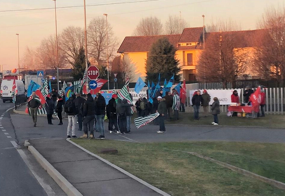 Sciopero dei lavoratori del legno arredo: presidio anche alla B&B di Novedrate
