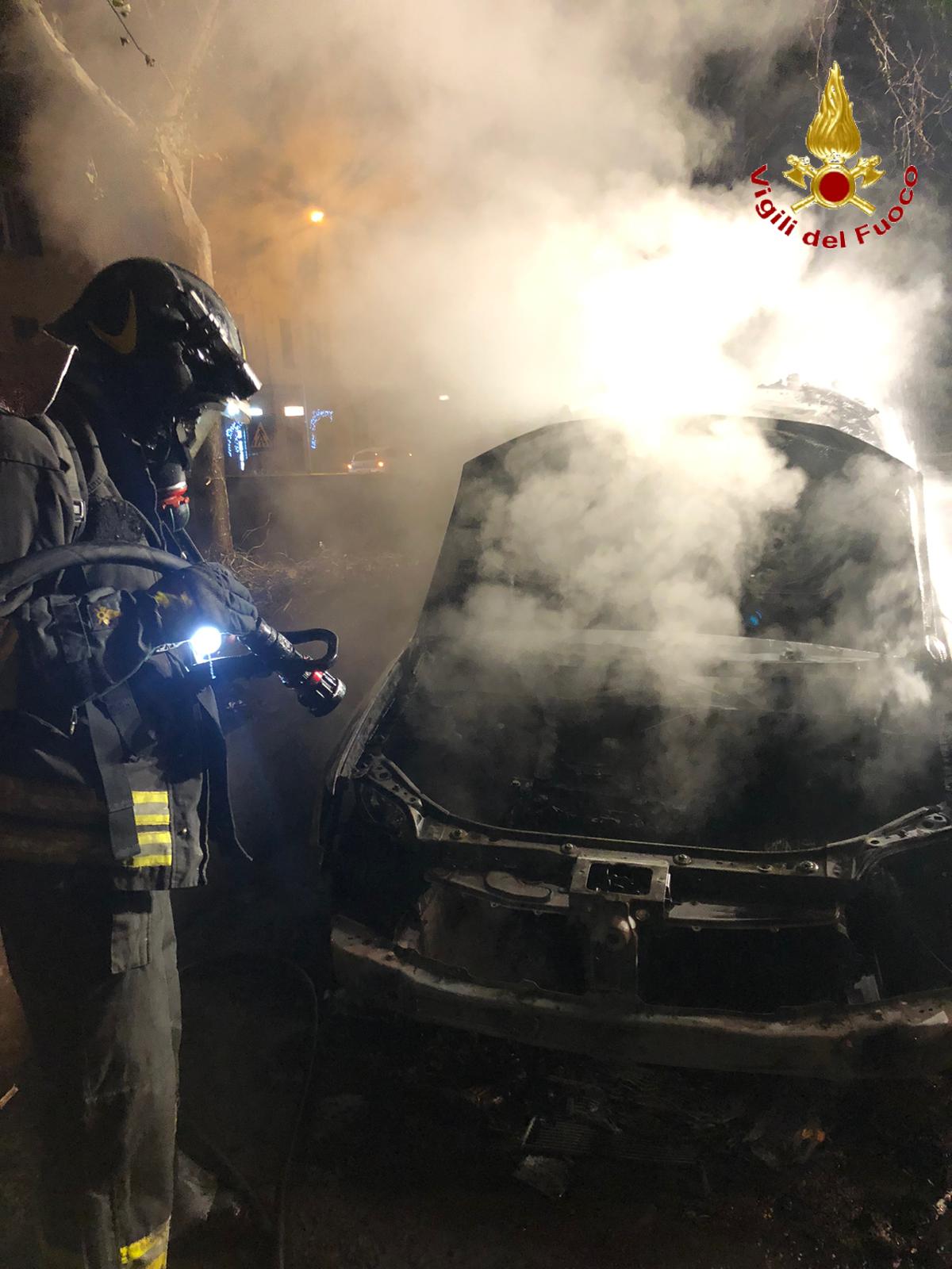 auto in fiamme via bellinzona