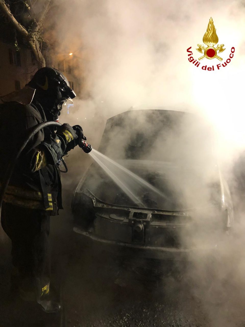 Auto in fiamme nella notte in via Bellinzona FOTO