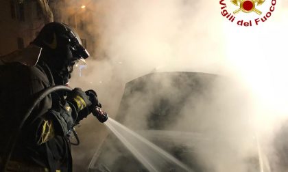 Auto in fiamme nella notte in via Bellinzona FOTO