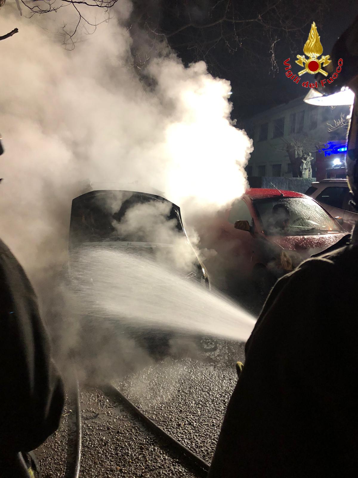 auto in fiamme via bellinzona