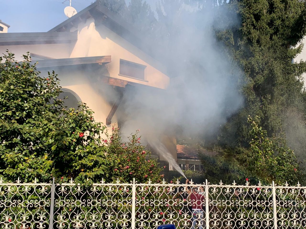 Fiamme in una casa a Olgiate Comasco: l’aiuto dei vicini a domare l’incendio FOTO E VIDEO