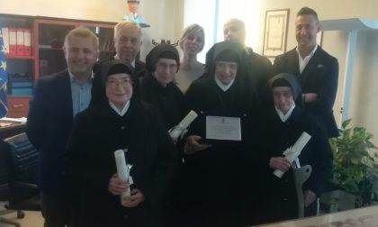 Chiude l'ambulatorio delle suore infermiere, il sindaco consegna una targa celebrativa