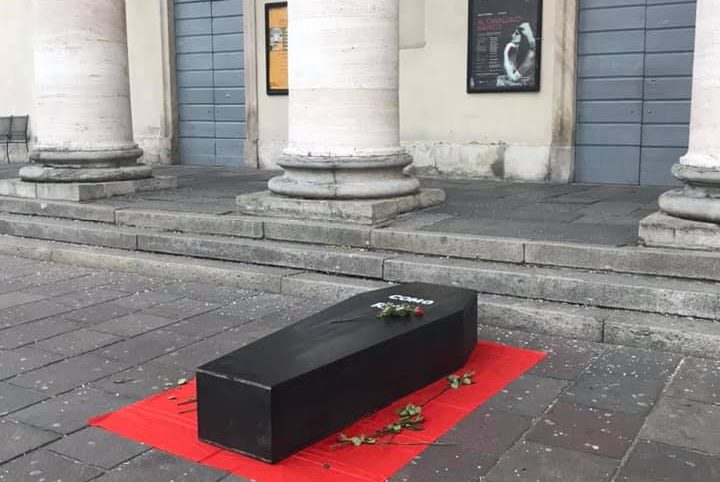 RIP Como, una bara davanti al Sociale: la provocazione per la dipartita della cultura