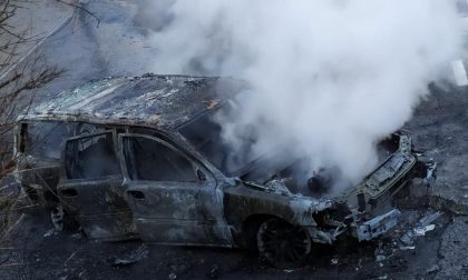 Auto in fiamme a Valmorea, vicino al cimitero