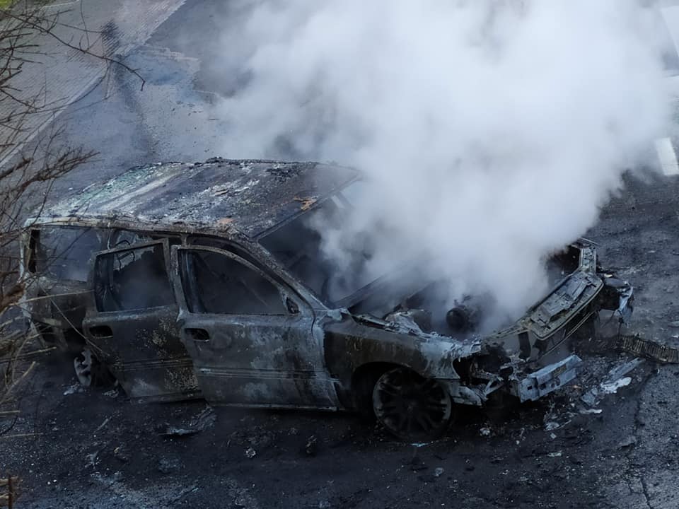 Auto in fiamme a Valmorea, vicino al cimitero