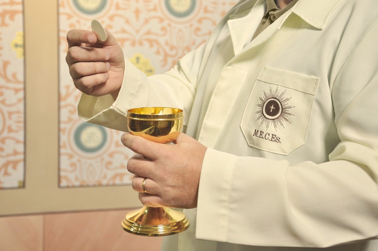 Emergenza Coronavirus: l’Arcidiocesi di Milano suggerisce la comunione sulla mano
