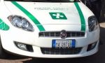 Autocarro incastrato in via XXVII maggio a Como: traffico bloccato
