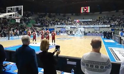 Pallacanestro Cantù in campo contro Venezia: minuto di silenzio per Kobe Bryant VIDEO