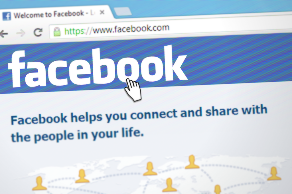 Commenti offensivi su Facebook alla Stradale: denunciati due residenti di Tremezzina