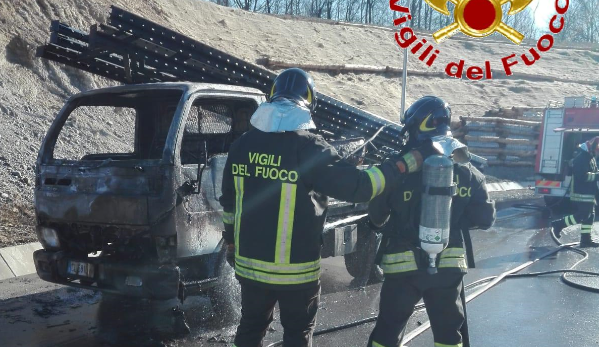 Incendio autocarro tra Arosio e Briosco
