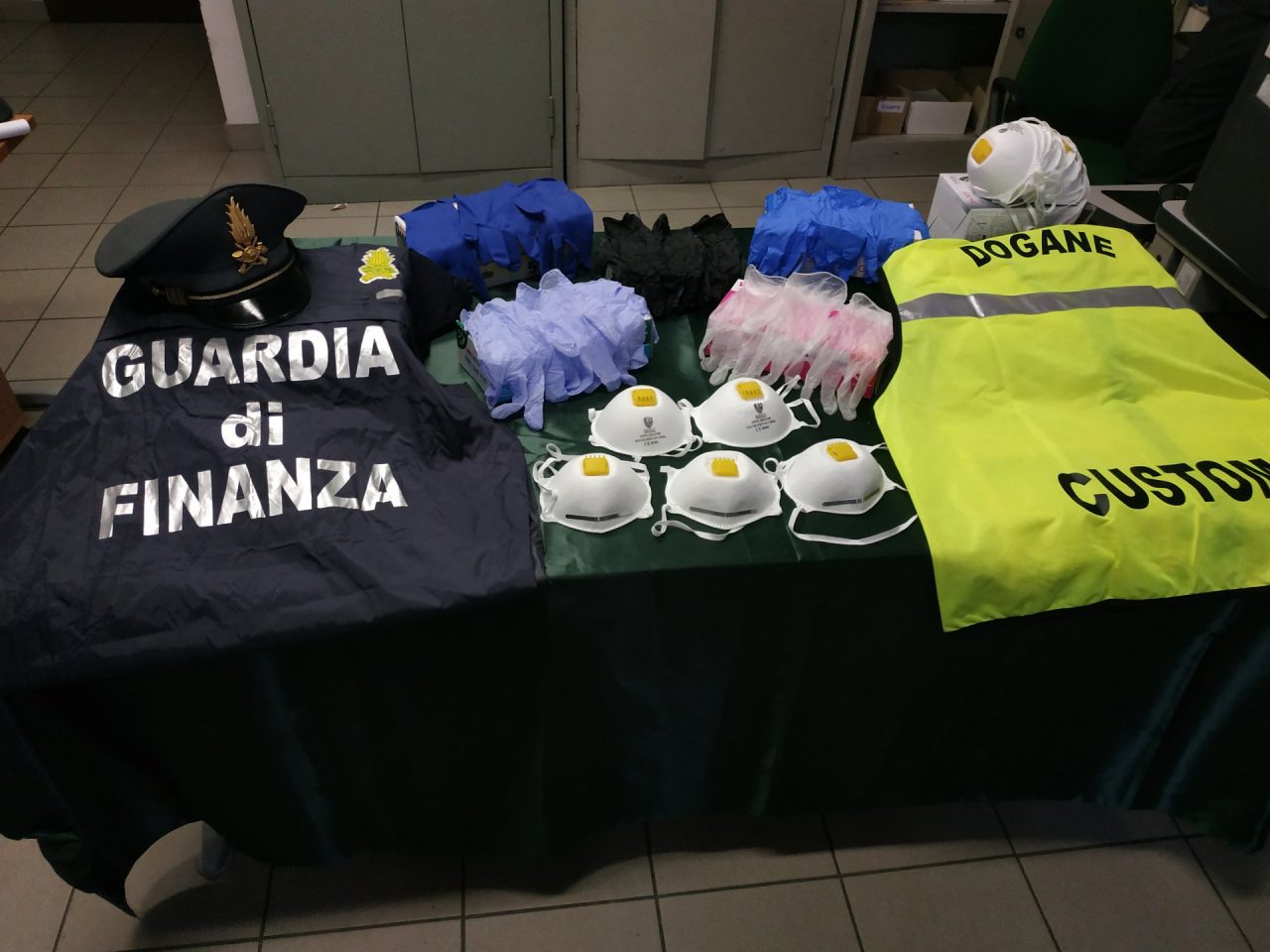 Sequestrate mascherine e guanti in esportazione dall’Italia verso la Svizzera FOTO
