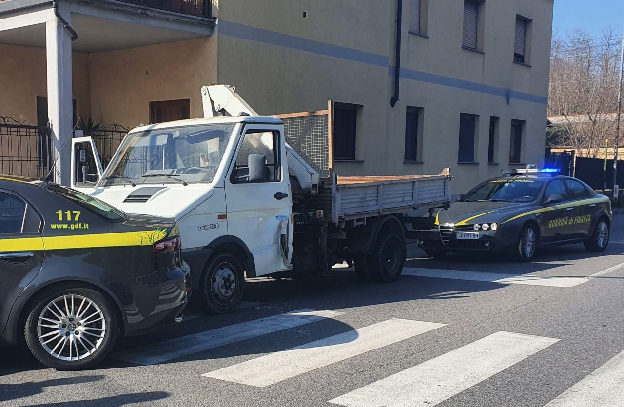 Forza il posto di blocco e va in fuga lungo l’A9, bloccato e arrestato