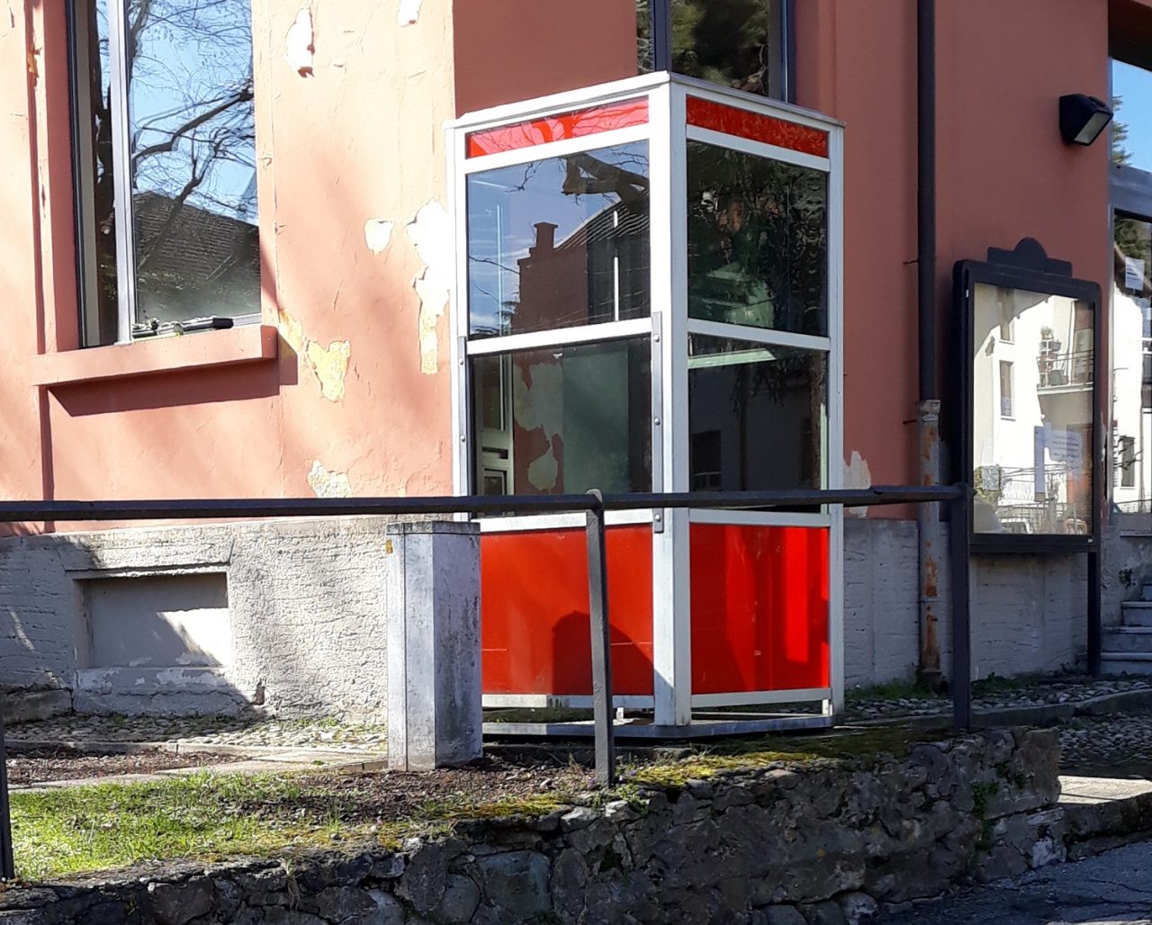 La cabina del telefono di Inverigo si trasforma in una libreria