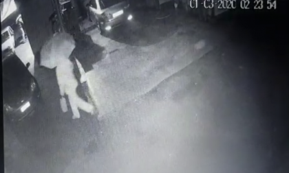 Hanno dato fuoco all'autolavaggio di Appiano. Il titolare: "Dieci mesi tra furti e vandalismi. Ora questo" VIDEO