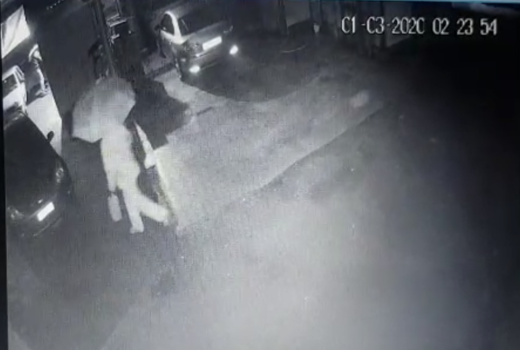 Hanno dato fuoco all’autolavaggio di Appiano. Il titolare: “Dieci mesi tra furti e vandalismi. Ora questo” VIDEO