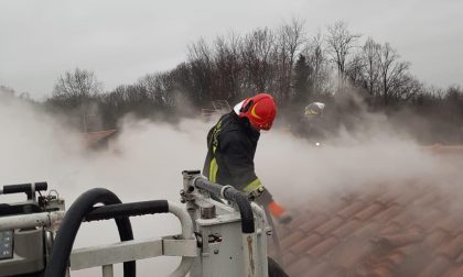 Porzione di tetto in fiamme, intervento dei Vigili del fuoco