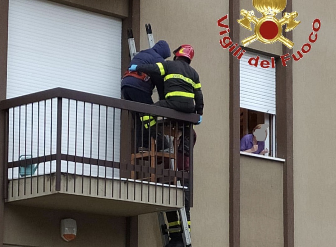 Resta bloccato sul balcone mentre sistema una tapparella