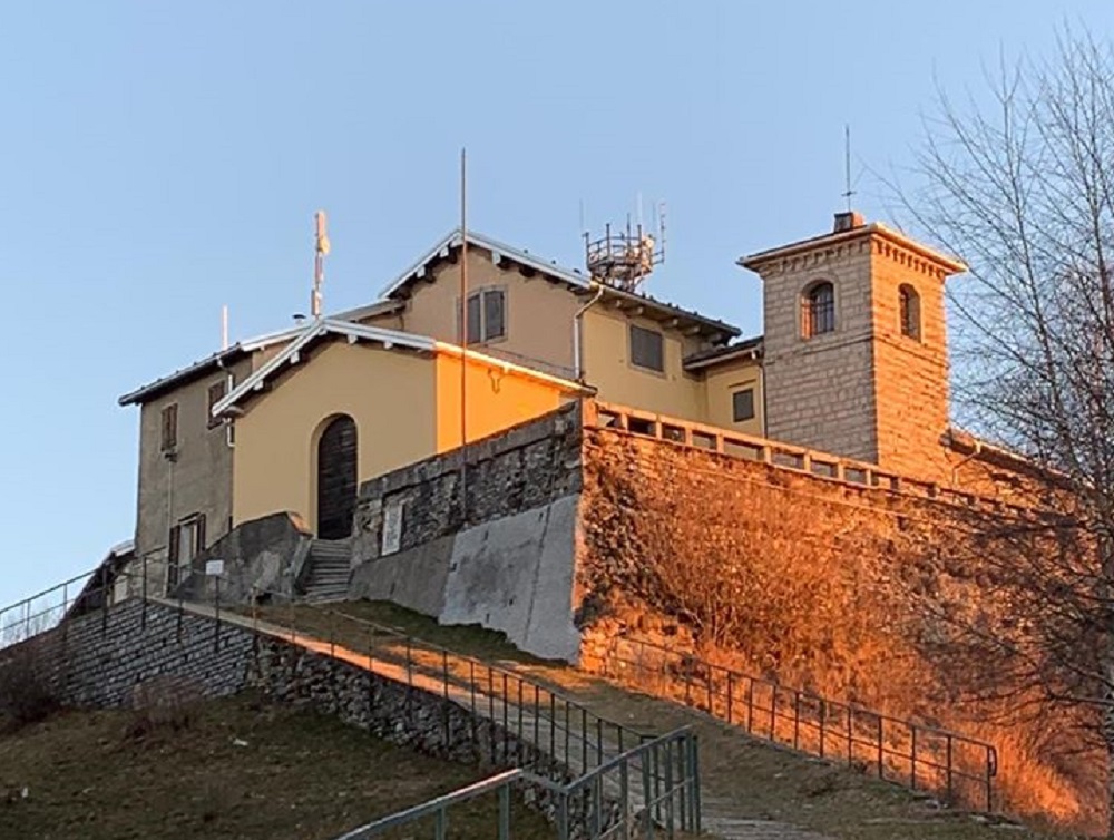 Dai cernobbiesi una preghiera alla Beata Vergine del Bisbino: proprio come durante la peste del 1630