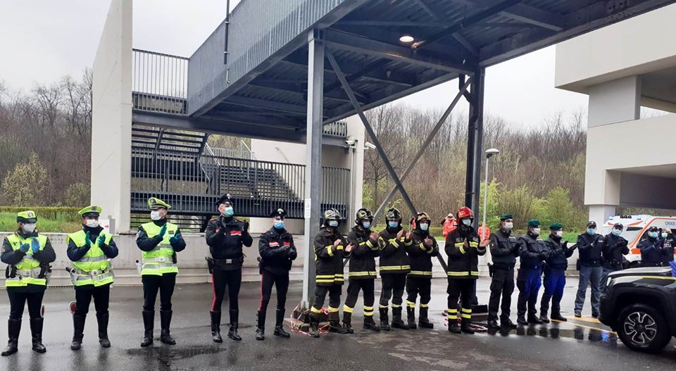 Applausi e sirene per voi: l’omaggio delle forze dell’ordine a medici e infermieri di Valduce e Sant’Anna VIDEO