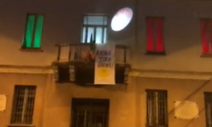 A Cermenate lo striscione "Andrà tutto bene" si illumina VIDEO